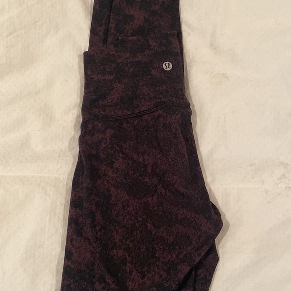 Purple pattern lululemon leggings - Picture 2 of 4